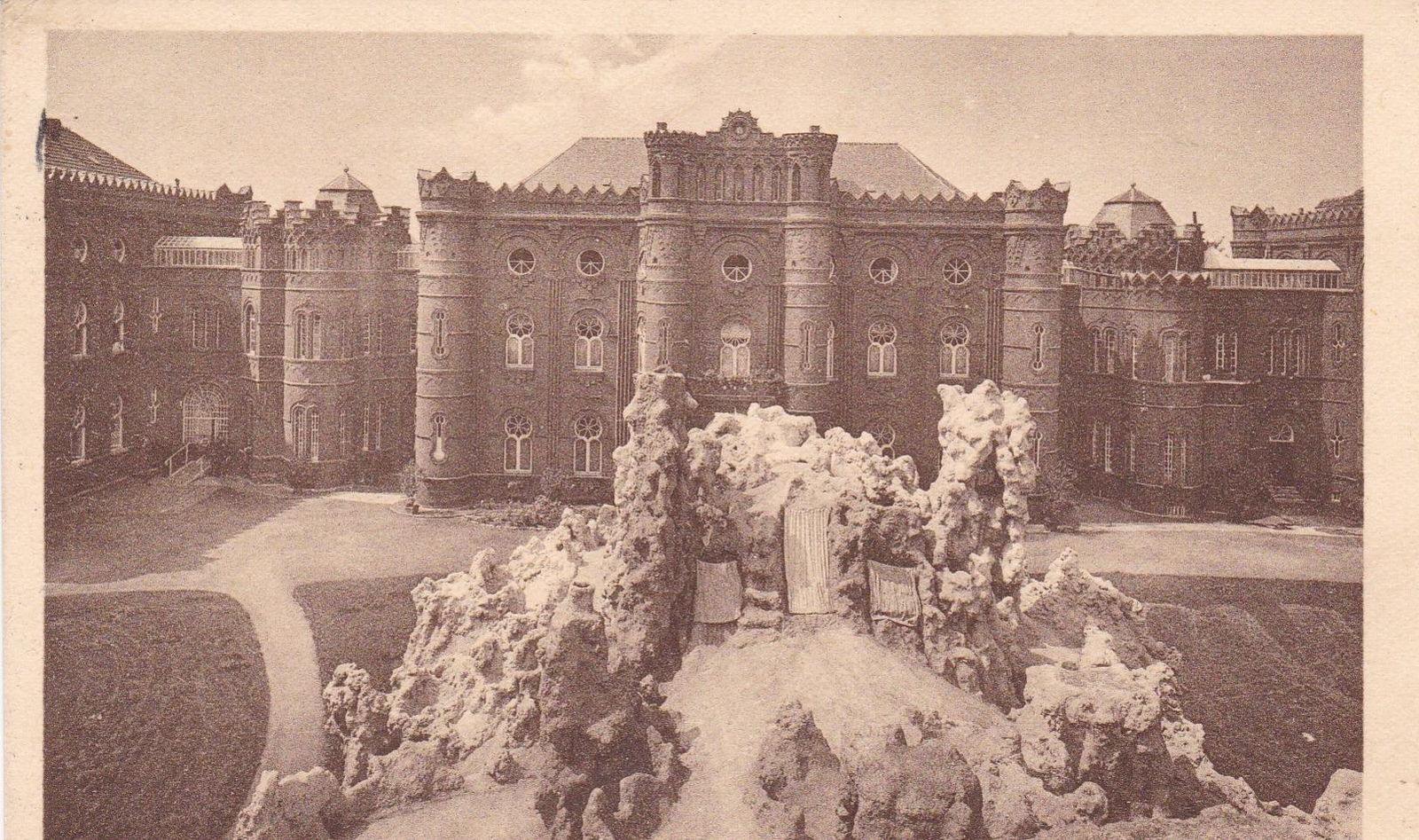 Institut Notre-Dame de la Compassion et grotte du Calvaire de Jolimont