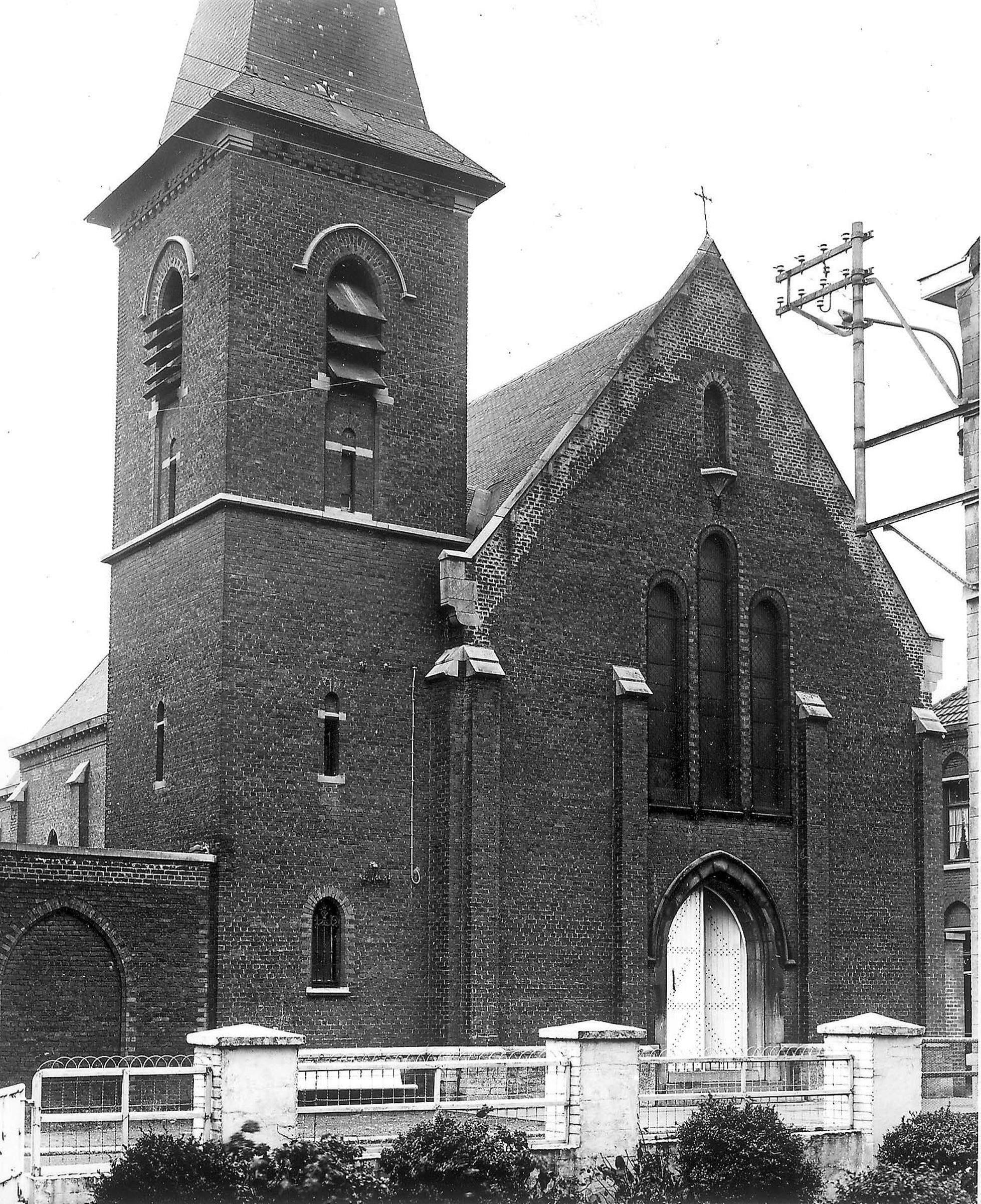 Façade de l'église Notre-Dame des Sept Douleurs de Longtain en 1972