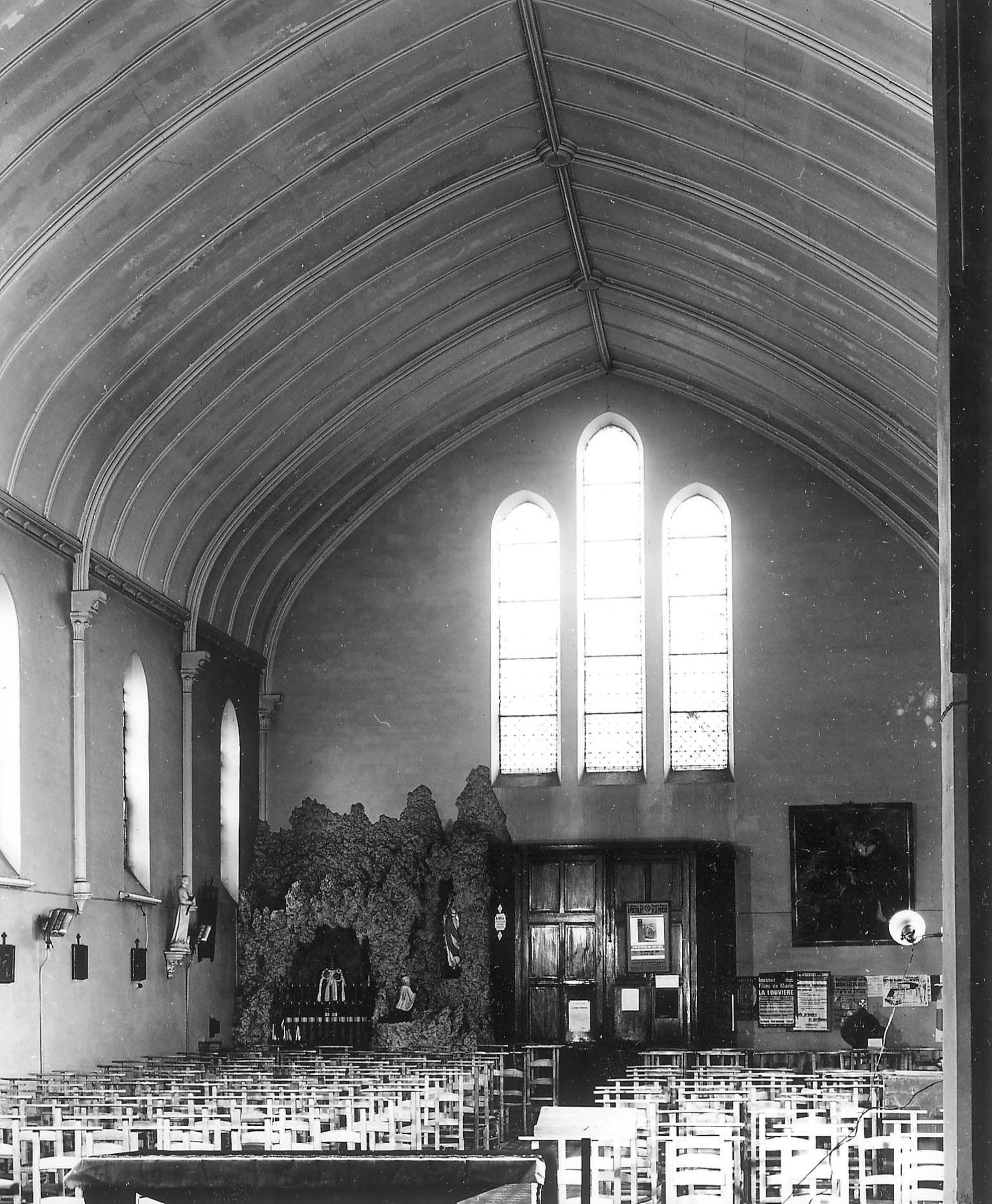 Nef et grotte artificielle de l'église de Longtain en 1972