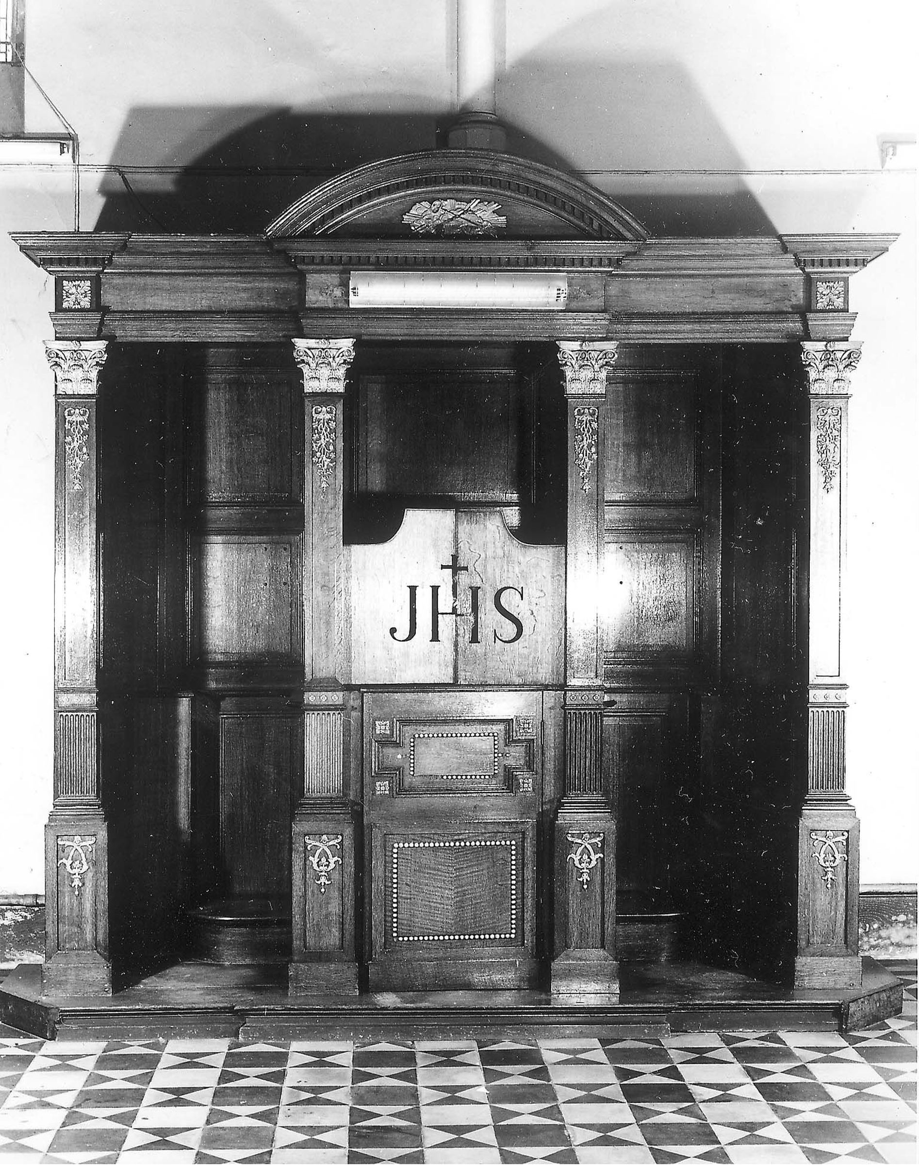 Confessionnal de l'église Notre-Dame des Sept Douleurs de Longtain en 1972