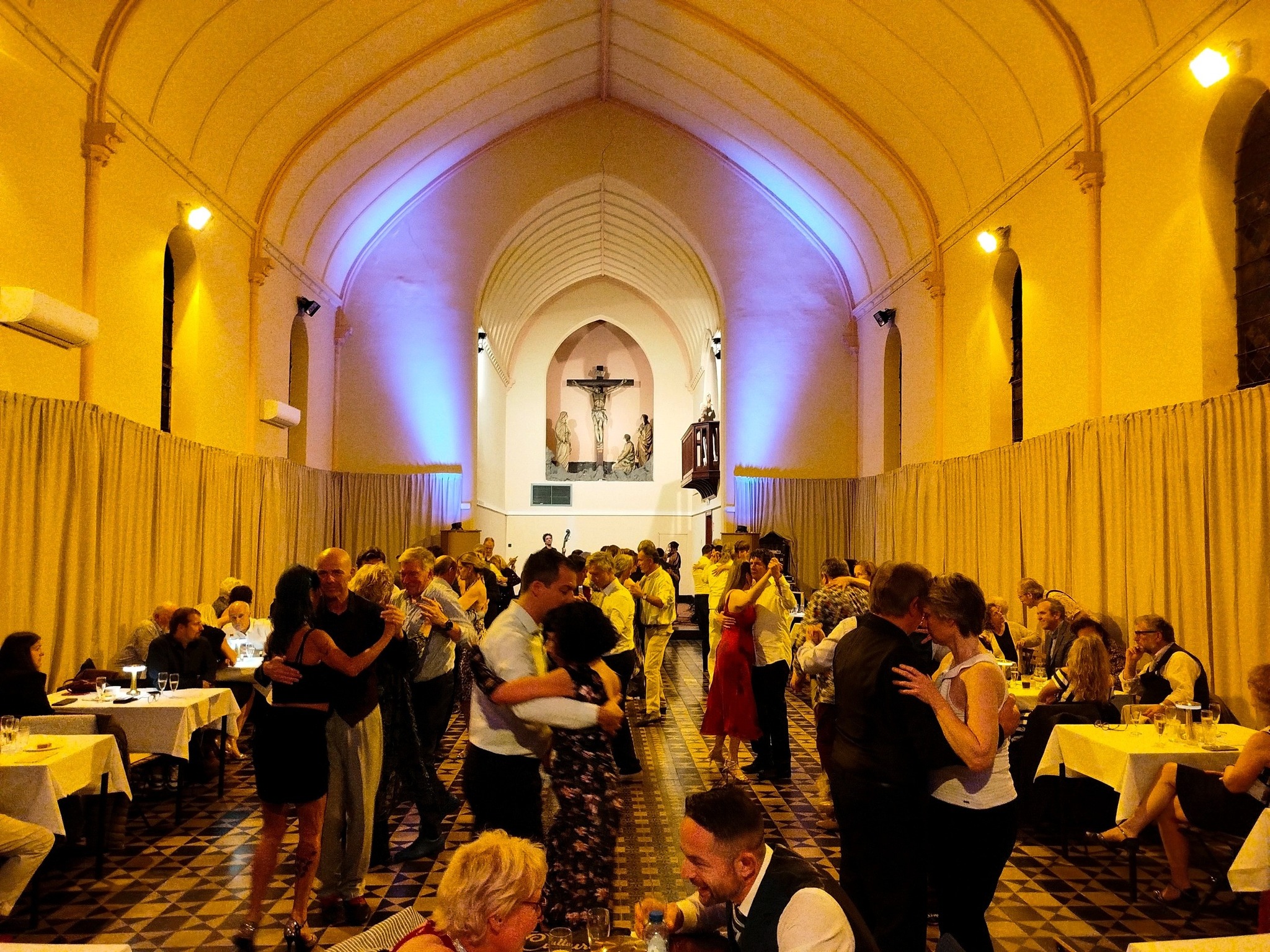Une milonga de Burbuja De Amor dans l'ancienne église devenue Le Temple